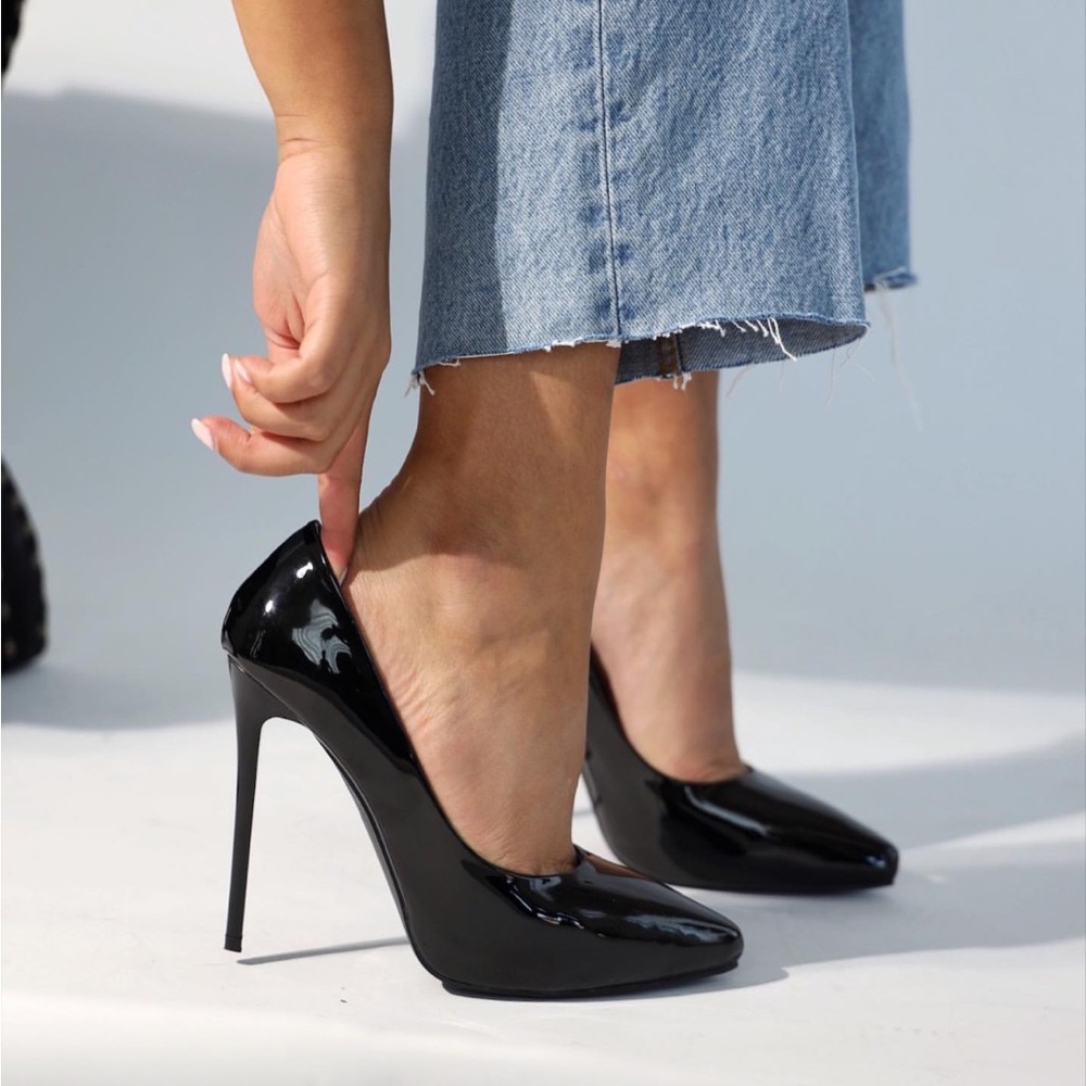 Huntd vegan Power Point heel in Patent Black size 38